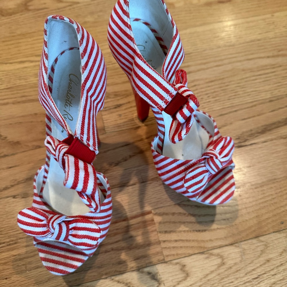 Pin-up Style Heels - Picture 3 of 3